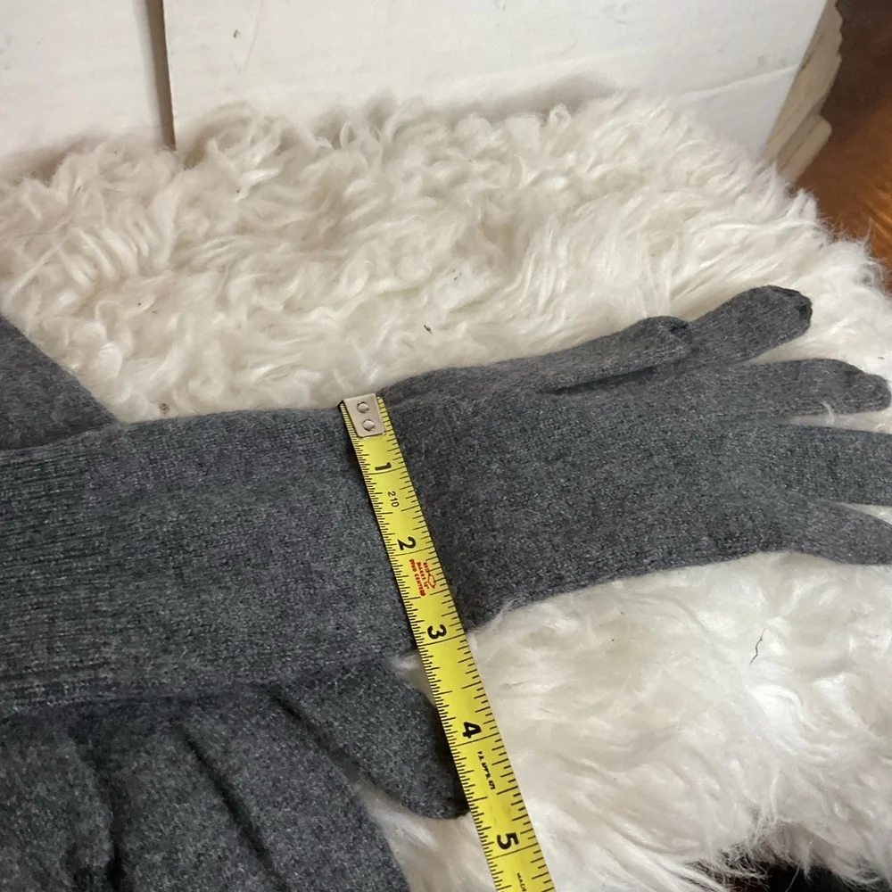 Cashmere Cashmere Gray studded text tip gloves